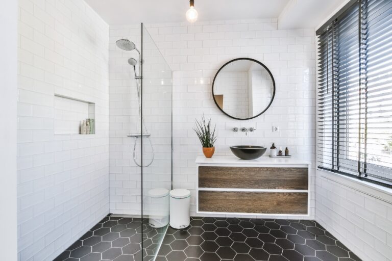 Salle d'eau meuble vasque bois miroir rond douche italienne
