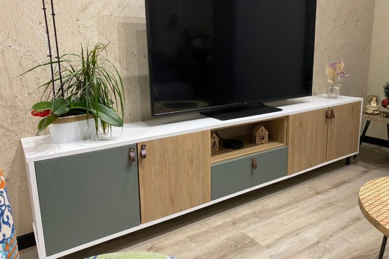 Meuble TV à partir de caissons Spaceo Home, personnalisé avec des panneaux MDF