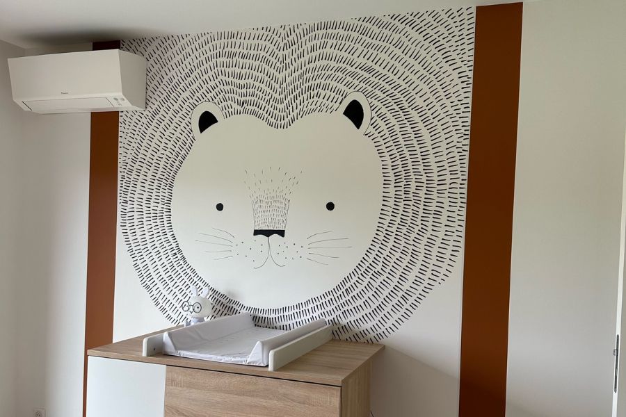 chambre enfant avec papier-peint ourson et peinture brun terracotta
