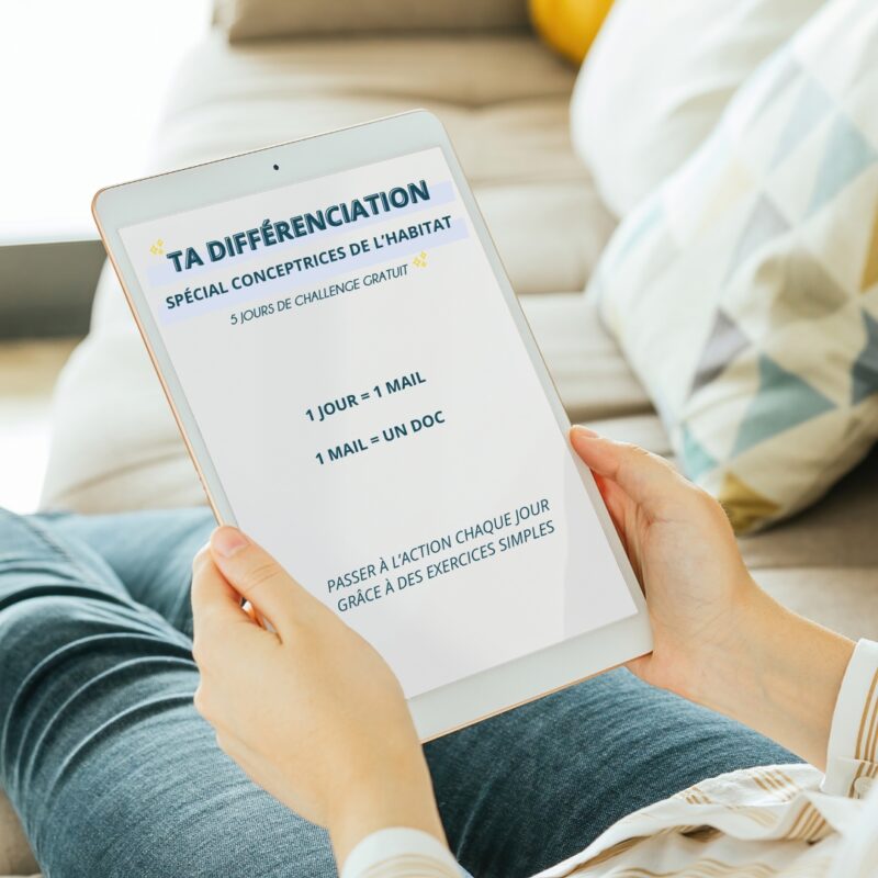 femme dans canapé tenant une tablette sur laquelle est inscrit "Ta différenciation : spécial conceptrices de l’habitat 5 jours de challenge gratuit. 1 jour = 1 mail 1 mail = un doc passer à l’action chaque jour grâce à des exercices simples