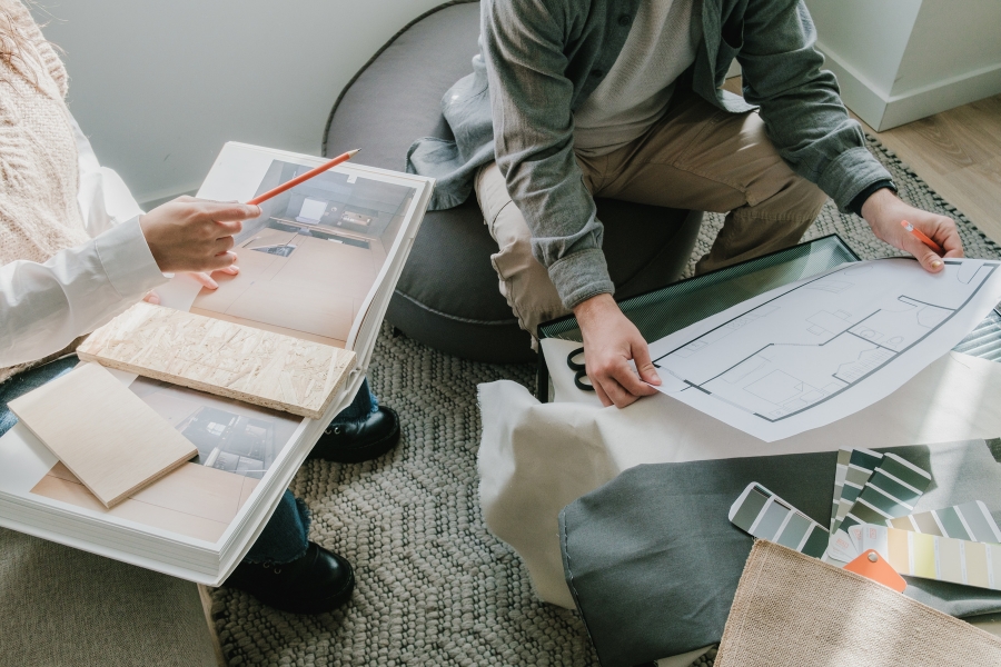 rdv de présentation d'un projet client habitat par une architecte d'intérieur et décoratrice