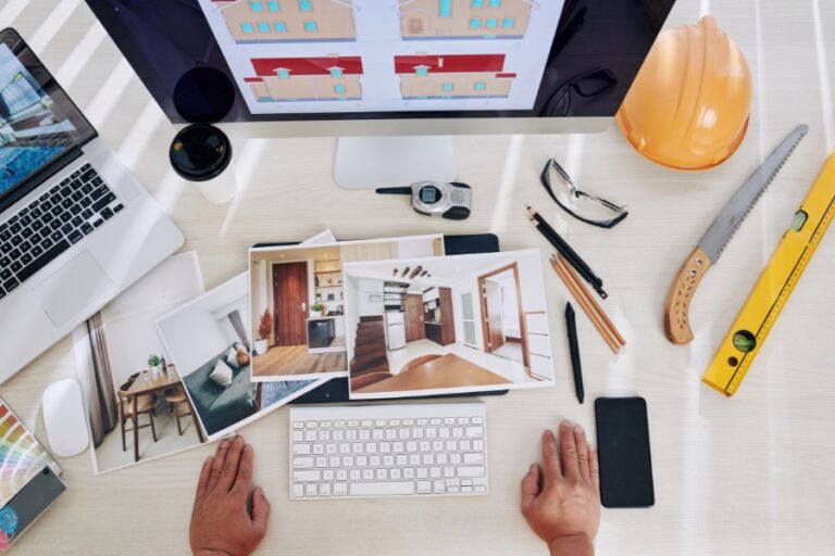 bureau d'une architecte d'intérieur qui travaille sur un projet, avec sa méthode, son processus, son offre et ses prix